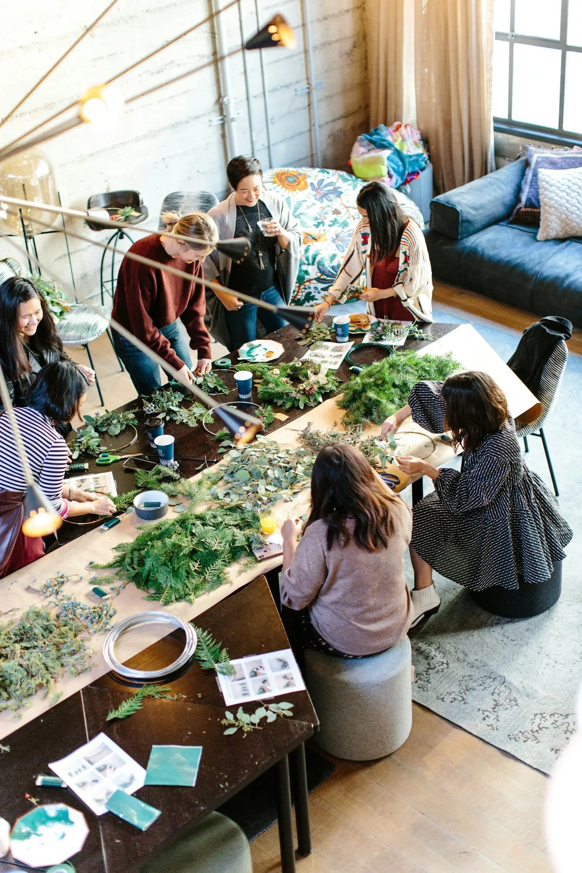 estrategias marketing alternativo mostrado con un grupo de chicas que crea arte usando hojas