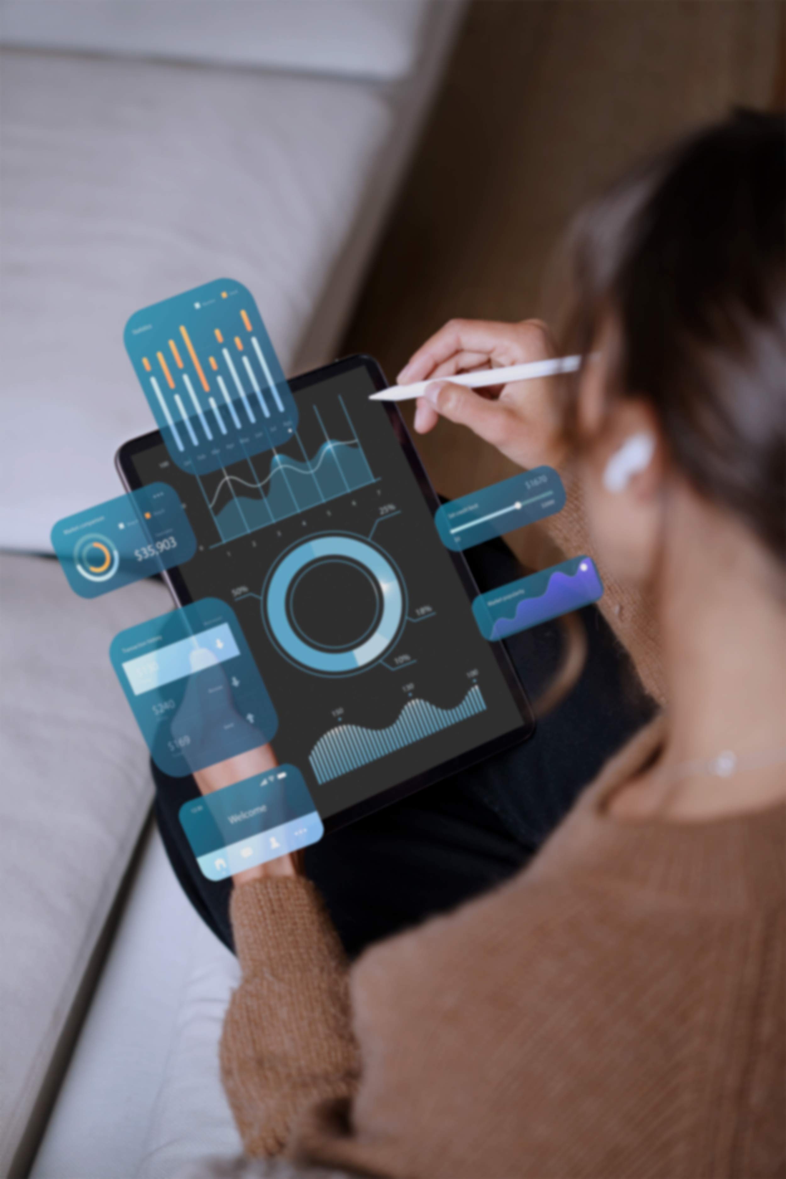 Una chica sostiene una tableta con distintos gráficos de análisis