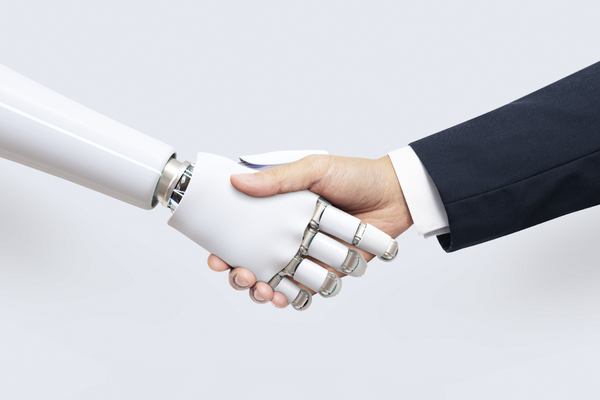 Una mano robótica y una mano humana se dan la mano
