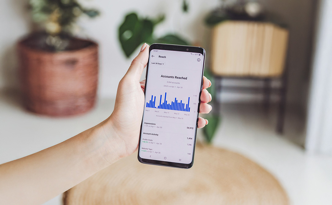 Alguien comprobando los datos de Social Ads en su móvil